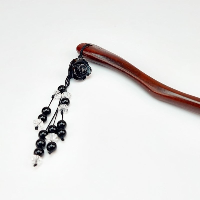 Kanzashi de madeira com flor preta