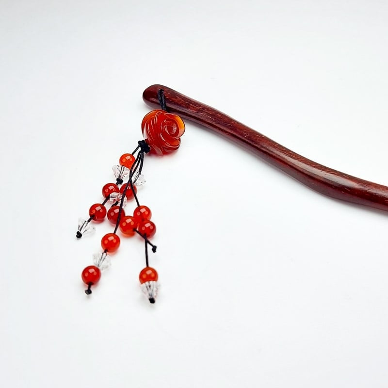 Kanzashi de madeira com flor vermelha