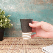 Caneca japonesa de terracota preta