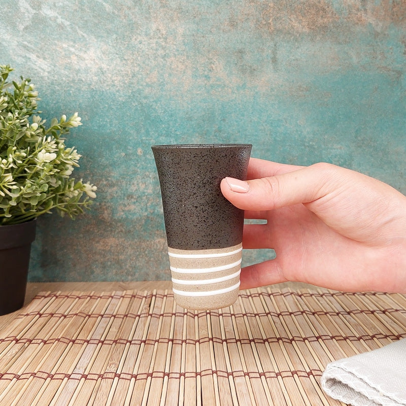 Caneca japonesa de terracota preta
